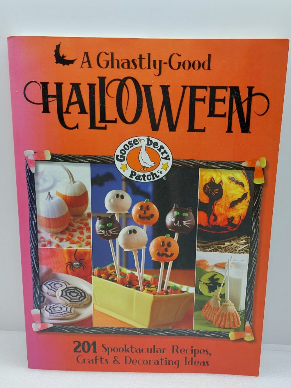A Ghastly - Good Halloween Recipes, Crafts & Decorating Ideas Paperback Book